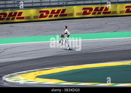 12. November 2017 - Sao Paulo, Sao Paulo, Brasilien - November 2017 - Sao Paulo, Sao Paulo, Brasilien - auf dem Foto der Pilot STOFFEL VANDOORNE / Renault, der den Test in der ersten Rückkehr nach einem Unfall verließ. Der deutsche Fahrer SEBASTIAN VETTEL/Scuderia Ferrari gewann am Sonntag den brasilianischen Formel-1-Grand-Prix auf dem Interlagos autodromo in Sao Paulo. VALTTERI BOTTAS/Mercedes AMG belegte den zweiten Platz, gefolgt von den filipinos KIMI RAIKKONEN/Scuderia Ferrari. (Kreditbild: © Marcelo Chello Via ZUMA Wire) Stockfoto