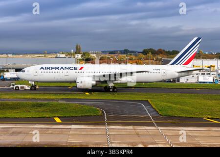 Air France Boeing 777-200ER Flugzeug Flughafen Charles de Gaulle in Paris, Frankreich Paris, Frankreich - 21. Oktober 2024: Ein Boeing 777-200ER Flugzeug der Air France mit dem Kennzeichen PH-BQO am Flughafen Charles de Gaulle in Paris, Frankreich. *** Air France Boeing 777 200ER Flughafen Charles de Gaulle in Paris, Frankreich Paris, Frankreich 21. Oktober 2024 ein Air France Boeing 777 200ER Flugzeug mit der Registrierung PH BQO am Flughafen Charles de Gaulle in Paris, Frankreich Stockfoto