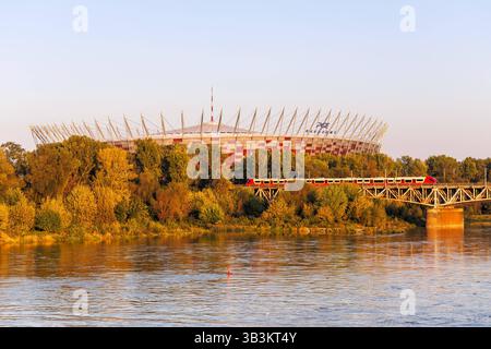 Nahverkehrszug der SKM Warszawa vom Typ PESA Elf am Stadion Narodowy in Warschau, Polen Warschau, Polen - 19. September 2024: Nahverkehrszug der SKM Warszawa vom Typ PESA Elf am Stadion Narodowy in Warschau, Polen. *** SKM Warszawa PESA Elf Pendlerzug im Stadion Narodowy in Warschau, Polen 19. September 2024 SKM Warszawa PESA Elf Pendlerzug im Stadion Narodowy in Warschau, Polen Stockfoto