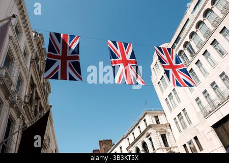 London, Großbritannien. April 2025. London bereitet sich auf den Tag des Sieges in Europa (VE Day) 80 Jahre vor. Bond Street. Quelle: Matthew Chattle/Alamy Live News Stockfoto