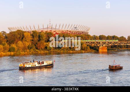 Nahverkehrszug der KM Koleje Mazowieckie vom Typ Pafawag EN57AKM am Stadion Narodowy in Warschau, Polen Warschau, Polen - 19. September 2024: Nahverkehrszug der KM Koleje Mazowieckie vom Typ Pafawag EN57AKM am Stadion Narodowy in Warschau, Polen. *** KM Koleje Mazowieckie Pafawag EN57AKM im Stadion Narodowy in Warschau, Polen 19. September 2024 KM Koleje Mazowieckie Pafawag EN57AKM im Stadion Narodowy in Warschau, Polen Stockfoto