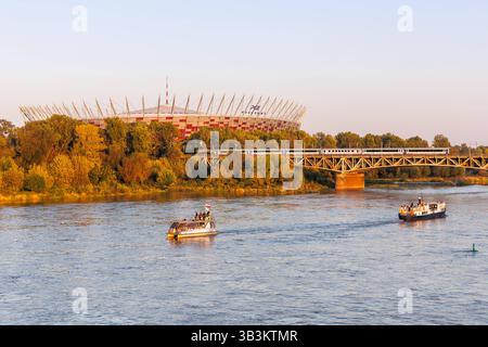 Intercity Zug der PKP Eisenbahn am Stadion Narodowy in Warschau, Polen Warschau, Polen - 19. September 2024: Intercity Zug der PKP Eisenbahn am Stadion Narodowy in Warschau, Polen. *** Intercity-Zug der PKP-Bahn im Stadion Narodowy in Warschau, Polen 19. September 2024 Intercity-Zug der PKP-Bahn im Stadion Narodowy in Warschau, Polen Stockfoto
