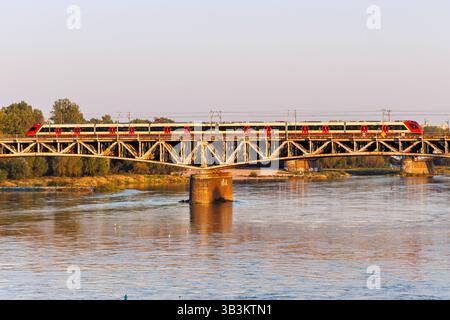 Nahverkehrszug der SKM Warszawa vom Typ Newag Impuls auf Brücke über Fluss Weichsel in Warschau, Polen Warschau, Polen - 19. September 2024: Nahverkehrszug der SKM Warszawa vom Typ Newag Impuls auf Brücke über Fluss Weichsel in Warschau, Polen. *** SKM Warszawa Newag Impuls Pendlerzug auf Brücke über die Weichsel in Warschau, Polen Warschau, Polen 19. September 2024 SKM Warszawa Newag Impuls Pendlerzug auf Brücke über die Weichsel in Warschau, Polen Stockfoto