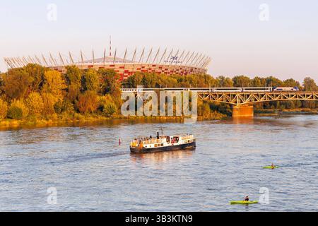 Intercity Zug der PKP Eisenbahn am Stadion Narodowy in Warschau, Polen Warschau, Polen - 19. September 2024: Intercity Zug der PKP Eisenbahn am Stadion Narodowy in Warschau, Polen. *** Intercity-Zug der PKP-Bahn im Stadion Narodowy in Warschau, Polen 19. September 2024 Intercity-Zug der PKP-Bahn im Stadion Narodowy in Warschau, Polen Stockfoto
