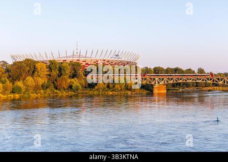 Nahverkehrszug der SKM Warszawa vom Typ Newag Impuls am Stadion Narodowy in Warschau, Polen Warschau, Polen - 19. September 2024: Nahverkehrszug der SKM Warszawa vom Typ Newag Impuls am Stadion Narodowy in Warschau, Polen. *** SKM Warszawa Newag Impuls Pendlerzug im Stadion Narodowy in Warschau, Polen 19. September 2024 SKM Warszawa Newag Impuls Pendlerzug im Stadion Narodowy in Warschau, Polen Stockfoto
