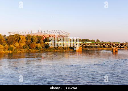 Nahverkehrszüge der KM Koleje Mazowieckie am Stadion Narodowy in Warschau, Polen Warschau, Polen - 19. September 2024: Nahverkehrszüge der KM Koleje Mazowieckie am Stadion Narodowy in Warschau, Polen. *** KM Koleje Mazowieckie Pendlerzüge im Stadion Narodowy in Warschau, Polen Warschau, Polen 19. September 2024 KM Koleje Mazowieckie Pendlerzüge im Stadion Narodowy in Warschau, Polen Stockfoto