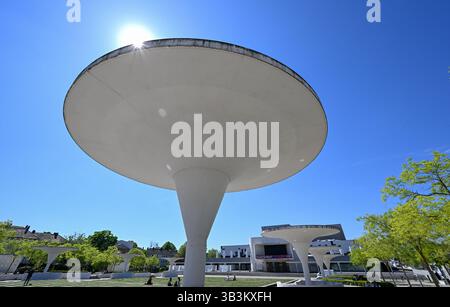 Darmstadt, Deutschland. April 2025. Schirmsäulen aus weißem Sichtbeton, die die Eingänge zur Tiefgarage beidseitig des Georg-Büchner-Platzes markieren, bilden ein markantes Ensemble vor dem Staatstheater. Das Staatstheater ist ein vierteiliger Veranstaltungsort für Musik- und Tanztheater, Theater und Konzerte und wurde 2006 nach einer Umgestaltung wiedereröffnet. Vermerk: Arne Dedert/dpa/Alamy Live News Stockfoto