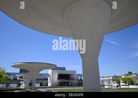 Darmstadt, Deutschland. April 2025. Schirmsäulen aus weißem Sichtbeton, die die Eingänge zur Tiefgarage beidseitig des Georg-Büchner-Platzes markieren, bilden ein markantes Ensemble vor dem Staatstheater. Das Staatstheater ist ein vierteiliger Veranstaltungsort für Musik- und Tanztheater, Theater und Konzerte und wurde 2006 nach einer Umgestaltung wiedereröffnet. Vermerk: Arne Dedert/dpa/Alamy Live News Stockfoto