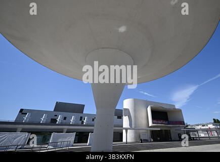 Darmstadt, Deutschland. April 2025. Schirmsäulen aus weißem Sichtbeton, die die Eingänge zur Tiefgarage beidseitig des Georg-Büchner-Platzes markieren, bilden ein markantes Ensemble vor dem Staatstheater. Das Staatstheater ist ein vierteiliger Veranstaltungsort für Musik- und Tanztheater, Theater und Konzerte und wurde 2006 nach einer Umgestaltung wiedereröffnet. Vermerk: Arne Dedert/dpa/Alamy Live News Stockfoto