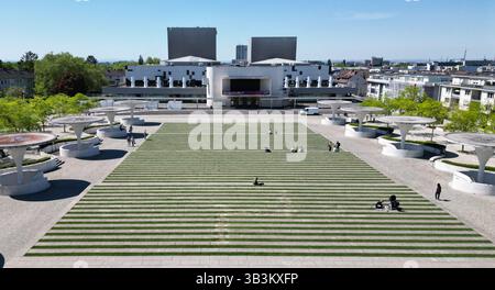 Darmstadt, Deutschland. April 2025. Schirmsäulen aus weißem Sichtbeton, die die Eingänge zur Tiefgarage beidseitig des Georg-Büchner-Platzes markieren, bilden ein markantes Ensemble vor dem Staatstheater (Luftsicht mit Drohne). Das Staatstheater ist ein vierteiliger Veranstaltungsort für Musik- und Tanztheater, Theater und Konzerte und wurde 2006 nach einer Umgestaltung wiedereröffnet. Vermerk: Arne Dedert/dpa/Alamy Live News Stockfoto