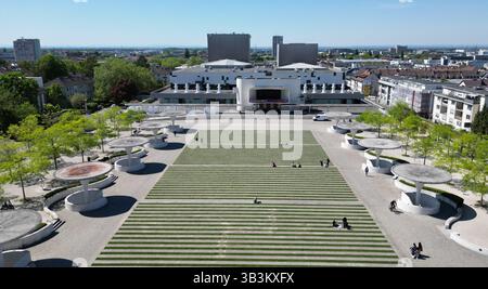 Darmstadt, Deutschland. April 2025. Schirmsäulen aus weißem Sichtbeton, die die Eingänge zur Tiefgarage beidseitig des Georg-Büchner-Platzes markieren, bilden ein markantes Ensemble vor dem Staatstheater (Luftsicht mit Drohne). Das Staatstheater ist ein vierteiliger Veranstaltungsort für Musik- und Tanztheater, Theater und Konzerte und wurde 2006 nach einer Umgestaltung wiedereröffnet. Vermerk: Arne Dedert/dpa/Alamy Live News Stockfoto