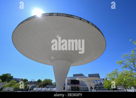 Darmstadt, Deutschland. April 2025. Schirmsäulen aus weißem Sichtbeton, die die Eingänge zur Tiefgarage beidseitig des Georg-Büchner-Platzes markieren, bilden ein markantes Ensemble vor dem Staatstheater. Das Staatstheater ist ein vierteiliger Veranstaltungsort für Musik- und Tanztheater, Theater und Konzerte und wurde 2006 nach einer Umgestaltung wiedereröffnet. Vermerk: Arne Dedert/dpa/Alamy Live News Stockfoto