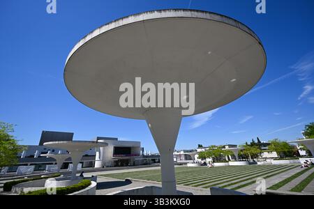 Darmstadt, Deutschland. April 2025. Schirmsäulen aus weißem Sichtbeton, die die Eingänge zur Tiefgarage beidseitig des Georg-Büchner-Platzes markieren, bilden ein markantes Ensemble vor dem Staatstheater. Das Staatstheater ist ein vierteiliger Veranstaltungsort für Musik- und Tanztheater, Theater und Konzerte und wurde 2006 nach einer Umgestaltung wiedereröffnet. Vermerk: Arne Dedert/dpa/Alamy Live News Stockfoto