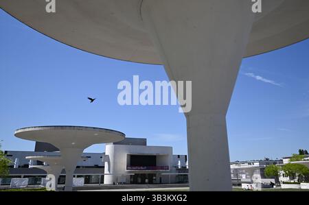 Darmstadt, Deutschland. April 2025. Schirmsäulen aus weißem Sichtbeton, die die Eingänge zur Tiefgarage beidseitig des Georg-Büchner-Platzes markieren, bilden ein markantes Ensemble vor dem Staatstheater. Das Staatstheater ist ein vierteiliger Veranstaltungsort für Musik- und Tanztheater, Theater und Konzerte und wurde 2006 nach einer Umgestaltung wiedereröffnet. Vermerk: Arne Dedert/dpa/Alamy Live News Stockfoto