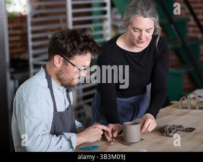 Keramikkünstler, die im Tonstudio arbeiten Stockfoto