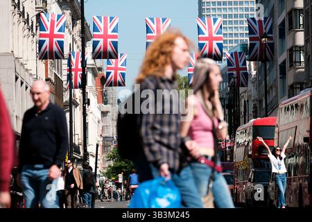 London, Großbritannien. April 2025. London bereitet sich auf den Tag des Sieges in Europa (VE Day) 80 Jahre vor. Oxford Street. Quelle: Matthew Chattle/Alamy Live News Stockfoto
