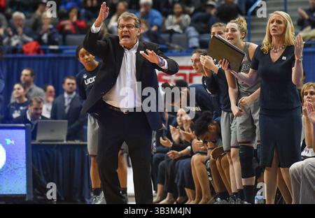 3. Dezember 2017: Cheftrainer Geno Auriemma von den UConn Huskies reagiert nach einem Anruf während eines Spiels gegen die Notre Dame Fighting Irish im XL Center in Hartford, CT. Gregory Vasil/CSM(Kreditbild: &Copy; Gregory Vasil/CSM via ZUMA Wire) Stockfoto
