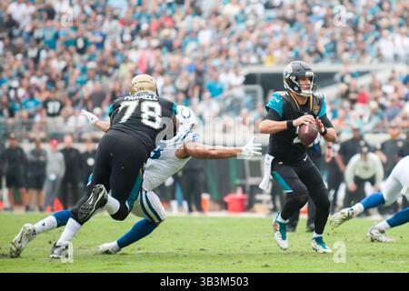 3. Dezember 2017: Jacksonville, Florida, USA: Jacksonville Jaguars Quarterback BLAKE BORTLES (5) hängt in der Tasche, als Jacksonville Jaguars Offensive Tackle JERMEY PARNELL (78) Indianapolis Colts Nose Tackle AL WOODS (99) im dritten Quartal auf dem EverBank Field in Jacksonville, Florida, blockiert. Die Jacksonville Jaguars besiegten die Indianapolis Colts mit 30:10. (Kreditbild: © Michael Johnson via ZUMA Wire) Stockfoto