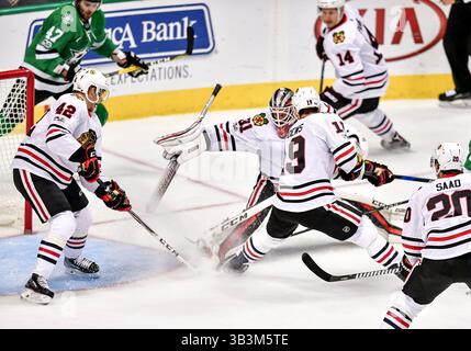 2. Dezember 2017: Gustav Forsling () und Jonathan Toews (19) der Chicago Blackhawks-Verteidiger Gustav Forsling (42) und Jonathan Toews (19) bekommen einen losen Puck während eines NHL-Spiels zwischen den Chicago Blackhawks und den Dallas Stars im American Airlines Center in Dallas, Texas. Manny Flores/Cal Sport Media Stockfoto