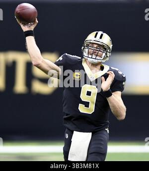 3. Dezember 2017 - New Orleans, LA, USA - New Orleans Saints Quarterback Drew Brees (9) wirft in der ersten Halbzeit am Sonntag, 3. Dezember 2017 im Mercedes-Benz Superdome in New Orleans, La, gegen die Carolina Panthers (Credit Image: © David T. Foster III/TNS via ZUMA Wire) Stockfoto