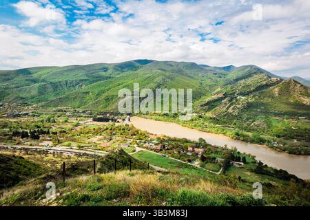 Panoramablick auf die grünen Hügel und das Tal des Flusses Kura vom Kloster Jvari in der Nähe von Mzcheta, Georgien Stockfoto