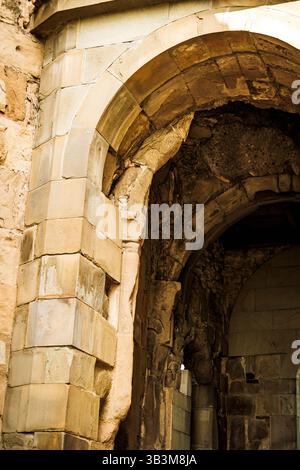Architektonische Details eines Steinbogens im alten Jvari-Kloster, das mittelalterliche Mauerwerk in der Nähe von Mzcheta, Georgien, hervorhebt Stockfoto