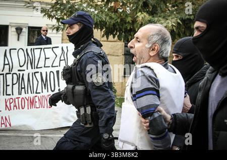 4. Dezember 2017 - Athen, Griechenland - Ein türkischer Mann, der von der Anti-Terror-Polizei begleitet wird, ruft Slogans, als er vor einem Gericht eintrifft, um sich mit Terroranschlägen in Athen zu befassen. Neun mutmaßliche Kämpfer aus der Türkei wurden am Dienstag, 28. November, während einer Reihe von Razzien in Athen verhaftet, bei denen laut Polizei Munitionsmaterial vor einem Besuch des türkischen Präsidenten Recep Tayyip Erdogan aufdeckte. (Kreditbild: © Eurokinissi via ZUMA Wire) Stockfoto