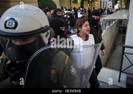 4. Dezember 2017 - Athen, Griechenland - Eine türkische Frau, die von der Anti-Terror-Polizei begleitet wird, ruft Slogans, als sie vor einem Gericht eintrifft, um sich mit Terroranschlägen in Athen zu befassen. Neun mutmaßliche Kämpfer aus der Türkei wurden am Dienstag, 28. November, während einer Reihe von Razzien in Athen verhaftet, bei denen laut Polizei Munitionsmaterial vor einem Besuch des türkischen Präsidenten Recep Tayyip Erdogan aufdeckte. (Kreditbild: © Eurokinissi via ZUMA Wire) Stockfoto
