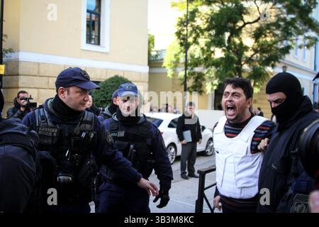 4. Dezember 2017 - Athen, Griechenland - Ein türkischer Mann, der von der Anti-Terror-Polizei begleitet wird, ruft Slogans, als er vor einem Gericht eintrifft, um sich mit Terroranschlägen in Athen zu befassen. Neun mutmaßliche Kämpfer aus der Türkei wurden am Dienstag, 28. November, während einer Reihe von Razzien in Athen verhaftet, bei denen laut Polizei Munitionsmaterial vor einem Besuch des türkischen Präsidenten Recep Tayyip Erdogan aufdeckte. (Kreditbild: © Eurokinissi via ZUMA Wire) Stockfoto