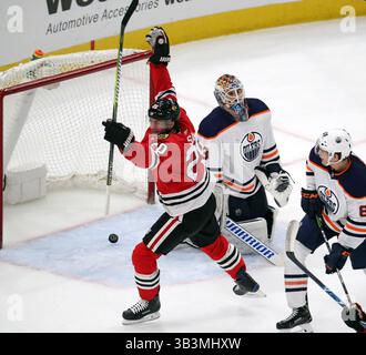7. Januar 2018 – Chicago, Illinois, USA – Chicago Blackhawks Linksflügel Brandon Saad (20) feiert im United Center in Chicago ein Tor von Teamkollege Jordan Oesterle (82) gegen Edmonton Oilers Torhüter Cam Talbot (33). Die Blackhawks besiegten die Oilers mit 4:1. (Bild: © Brian Cassella/TNS via ZUMA Wire) Stockfoto
