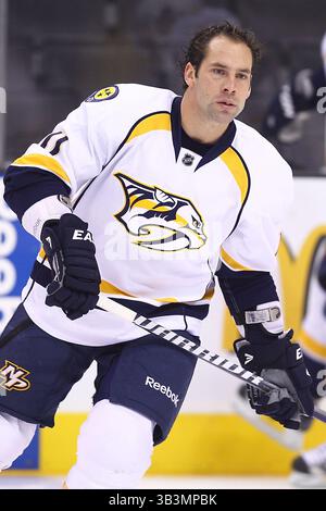 November 2011 – Los Angeles, Kalifornien, USA – Nashville Predators Center David Legwand (11) wärmt sich vor dem Spiel auf, als die Los Angeles Kings die Nashville Predators im Staples Center in Los Angeles, CA. (Kreditbild: © Joe Scarnici via ZUMA Wire) Stockfoto