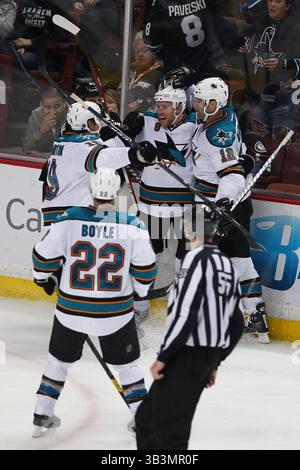 4. Januar 2012 - Anaheim, Kalifornien, USA - das San Jose Sharks Center Joe Pavelski (8) feiert sein Tor mit dem linken Flügel der San Jose Sharks Patrick Marleau (12) und dem San Jose Sharks Center Joe Thornton (19) im dritten Zeitraum, als die Anaheim Ducks gegen die San Jose Sharks im Honda Center in Anaheim, CA. Die Haie gewinnen 3-1 am Ende des Spiels. (Bild: © Joe Scarnici via ZUMA Wire) Stockfoto