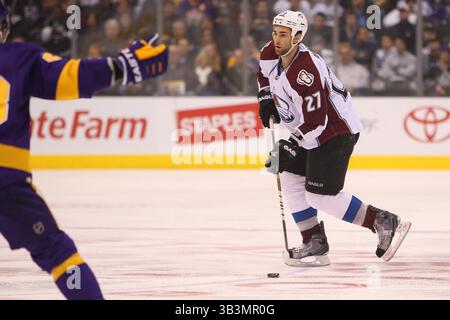 2. Januar 2012 – Los Angeles, Kalifornien, USA – Kyle Quincey (27), Verteidiger der Colorado Avalanche, will in der ersten Periode den Puck auf dem Eis überholen, während die Los Angeles Kings im Staples Center in Los Angeles, CA, gegen die Colorado Avalanche kämpfen. (Bild: © Joe Scarnici via ZUMA Wire) Stockfoto