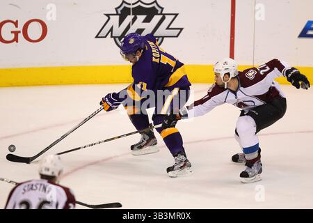 2. Januar 2012 – Los Angeles, Kalifornien, USA – Los Angeles Kings Center Anze Kopitar (11) verteidigt den Puck gegen Kyle Quincey (27) der Colorado Avalanche, während die Los Angeles Kings gegen die Colorado Avalanche im Staples Center in Los Angeles, CA. 2-1 am Ende des Spiels gewinnen. (Bild: © Joe Scarnici via ZUMA Wire) Stockfoto
