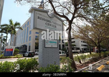 13. September 2017 - Hollywood, FL, USA - Polizei umgibt das Rehabilitation Center in Hollywood Hills, das nach dem Stromausfall des Hurrikans Irma am 13. September 2017 keine Klimaanlage hatte (Credit Image: © John McCall/TNS via ZUMA Wire) Stockfoto