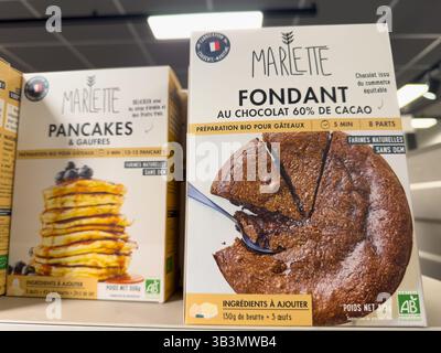 Verwöhnen Sie sich mit hausgemachten französischen Pfannkuchen und reichhaltigem Schokoladenfondant mit Marlette-Backprodukten für kulinarische Fans Stockfoto