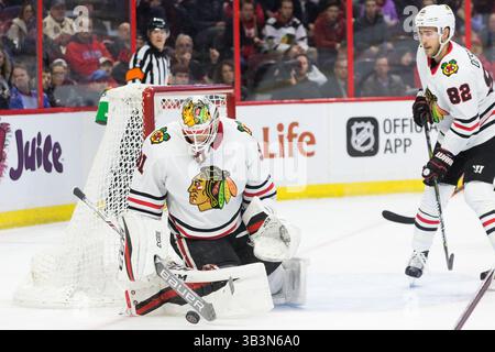 9. Januar 2018: Chicago Blackhawks Torhüter Anton Forsberg (31) macht einen PAD-Stopp, als Chicago Blackhawks Jordan Oesterle (82) während des NHL-Spiels zwischen Chicago Blackhawks und Ottawa Senators im Canadian Tire Centre in Ottawa, Kanada, zusieht. Daniel Lea/CSM(Kreditbild: &Copy; Daniel Lea/CSM via ZUMA Wire) Stockfoto
