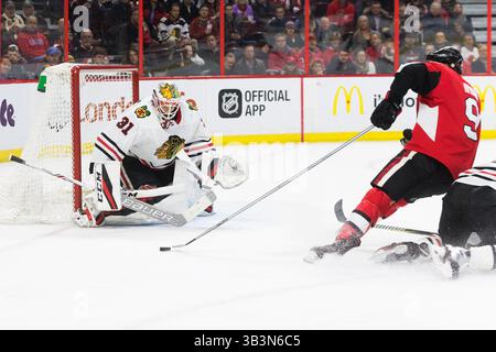 9. Januar 2018: Anton Forsberg (31), der Torhüter der Chicago Blackhawks, wird als Ottawa Senators Bobby Ryan (9) im kanadischen Tire Centre in Ottawa, Kanada, mit dem Puck spielen. Daniel Lea/CSM(Kreditbild: &Copy; Daniel Lea/CSM via ZUMA Wire) Stockfoto