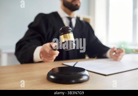 Richter Schlägt Gavel Vor Gericht Stockfoto