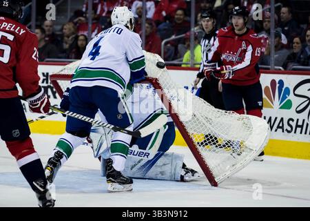 9. Januar 2018: Der Vancouver Canucks-Verteidiger Michael Del Zotto (4) versucht während des Spiels zwischen den Vancouver Canucks Canucks und den Washington Capitals in der Capital One Arena in Washington, District of Columbia, das Netz vor den Vancouver Canucks-Torhütern Jacob Markstrom (25) zu schieben. Scott Taetsch/CSM(Kreditbild: &Copy; Scott Taetsch/CSM via ZUMA Wire) Stockfoto