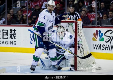 9. Januar 2018: Vancouver Canucks Verteidiger Michael Del Zotto (4) sucht nach dem Puck, nachdem er während des Spiels zwischen den Vancouver Canucks Canucks und den Washington Capitals in der Capital One Arena in Washington, District of Columbia, das Netz vor dem Torwart Jacob Markstrom (25) gedrängt hat. Scott Taetsch/CSM(Kreditbild: &Copy; Scott Taetsch/CSM via ZUMA Wire) Stockfoto