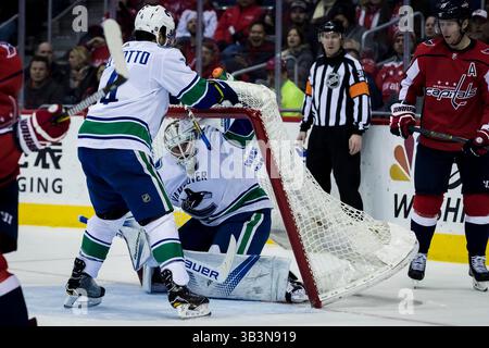 9. Januar 2018: Der Vancouver Canucks-Verteidiger Michael Del Zotto (4) versucht während des Spiels zwischen den Vancouver Canucks Canucks und den Washington Capitals in der Capital One Arena in Washington, District of Columbia, das Netz vor den Vancouver Canucks-Torhütern Jacob Markstrom (25) zu schieben. Scott Taetsch/CSM(Kreditbild: &Copy; Scott Taetsch/CSM via ZUMA Wire) Stockfoto