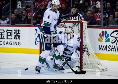 9. Januar 2018: Vancouver Canucks Verteidiger Michael Del Zotto (4) sucht nach dem Puck, nachdem er während des Spiels zwischen den Vancouver Canucks Canucks und den Washington Capitals in der Capital One Arena in Washington, District of Columbia, das Netz vor dem Torwart Jacob Markstrom (25) gedrängt hat. Scott Taetsch/CSM(Kreditbild: &Copy; Scott Taetsch/CSM via ZUMA Wire) Stockfoto