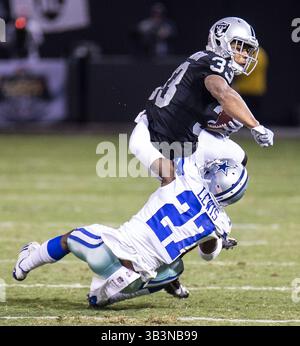 17. Dezember 2017 Oakland U.S.A CA Oakland Running Back DeAndre Washington (33) Versuch, über Dallas Cowboys Cornerback Jourdan Lewis (27) zu rennen, um einen kurzen Gewinn während des NFL Football-Spiels zwischen den Dallas Cowboys und den Oakland Raiders 17-20 zu erzielen, verloren im O.Co Coliseum Stadium Oakland Calif Thurman James/CSM(Credit Image: &Copy; Thurman James/CSM via ZUMA Wire) Stockfoto