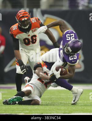 17. Dezember 2017 - Minneapolis, MN, USA - Minnesota Vikings Running Back Latavius Murray (25) wird in der ersten Halbzeit von Cincinnati Bengals Cornerback William Jackson (22) abgezogen, als Carlos Dunlap am Sonntag, den 17. Dezember 2017 im U.S. Bank Stadium in Minneapolis, Minn. (Credit Image: © Jeff Wheeler/TNS via ZUMA Wire) verfolgt wird. Stockfoto