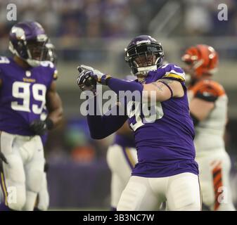 17. Dezember 2017 – Minneapolis, MN, USA – Minnesota Vikings Defensive End Brian Robison (96) feiert am Sonntag, den 17. Dezember 2017, im U.S. Bank Stadium in Minneapolis, Minns, seinen Sack von Cincinnati Bengals Quarterback Andy Dalton für eine Six-Yard-Niederlage (Credit Image: © Jeff Wheeler/TNS via ZUMA Wire) Stockfoto
