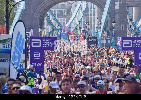 London, Großbritannien. April 2025. Tausende von Läufern überqueren die Tower Bridge beim London Marathon 2025. Quelle: Vuk Valcic/Alamy Live News Stockfoto