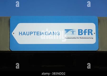 Bundesinstitut für Risikobewertung Bundesinstitut für Risikobewertung, 27.04.2025, Charlottenburg, Max-Dohrn-Straße, Berlin, das Bundesinstitut für Risikobewertung ist eine obere Bundesbehörde mit ihrem Sitz in der Max-Dohrn-Straße von Berlin. *** Bundesanstalt für Risikobewertung Bundesanstalt für Risikobewertung, 27 04 2025, Charlottenburg, Max-Dohrn-Straße, Berlin, das Bundesinstitut für Risikobewertung ist eine oberste Bundesbehörde mit Sitz in der Max-Dohrn-Straße in Berlin Stockfoto