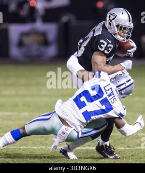 17. Dezember 2017 Oakland U.S.A CA Oakland Running Back DeAndre Washington (33) Versuch, über Dallas Cowboys Cornerback Jourdan Lewis (27) zu rennen, um einen kurzen Gewinn während des NFL Football-Spiels zwischen den Dallas Cowboys und den Oakland Raiders 17-20 zu erzielen, verloren im O.Co Coliseum Stadium Oakland Calif Thurman James/CSM(Credit Image: &Copy; Thurman James/CSM via ZUMA Wire) Stockfoto