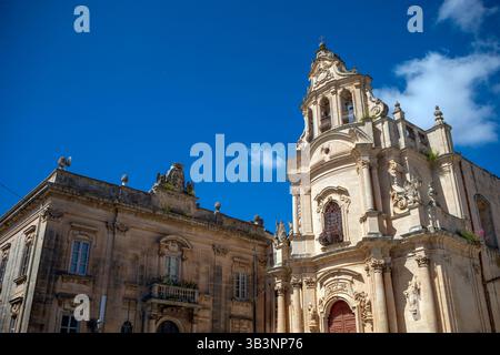 Fassade der Kirche San Giuseppe und des Palazzo Comunale in der UNESCO-Weltkulturerbe-Stadt Ragusa, Sizilien, Italien, bei Tageslicht Stockfoto
